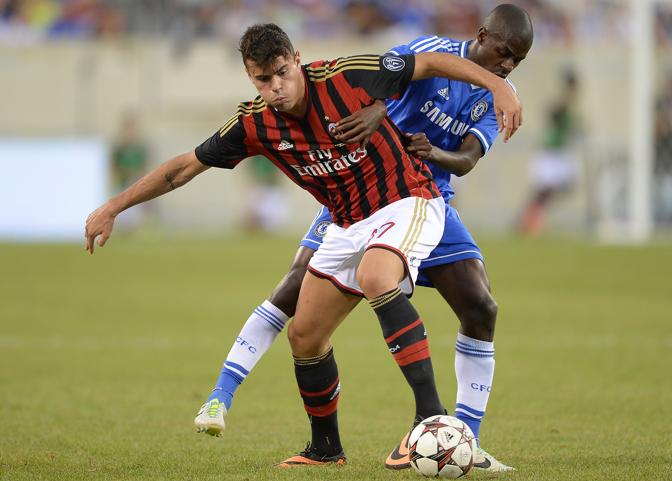 Andrea Petagna, in gol nell'ultima amichevole contro il City, difende palla dall'attacco di Ramires. Afp